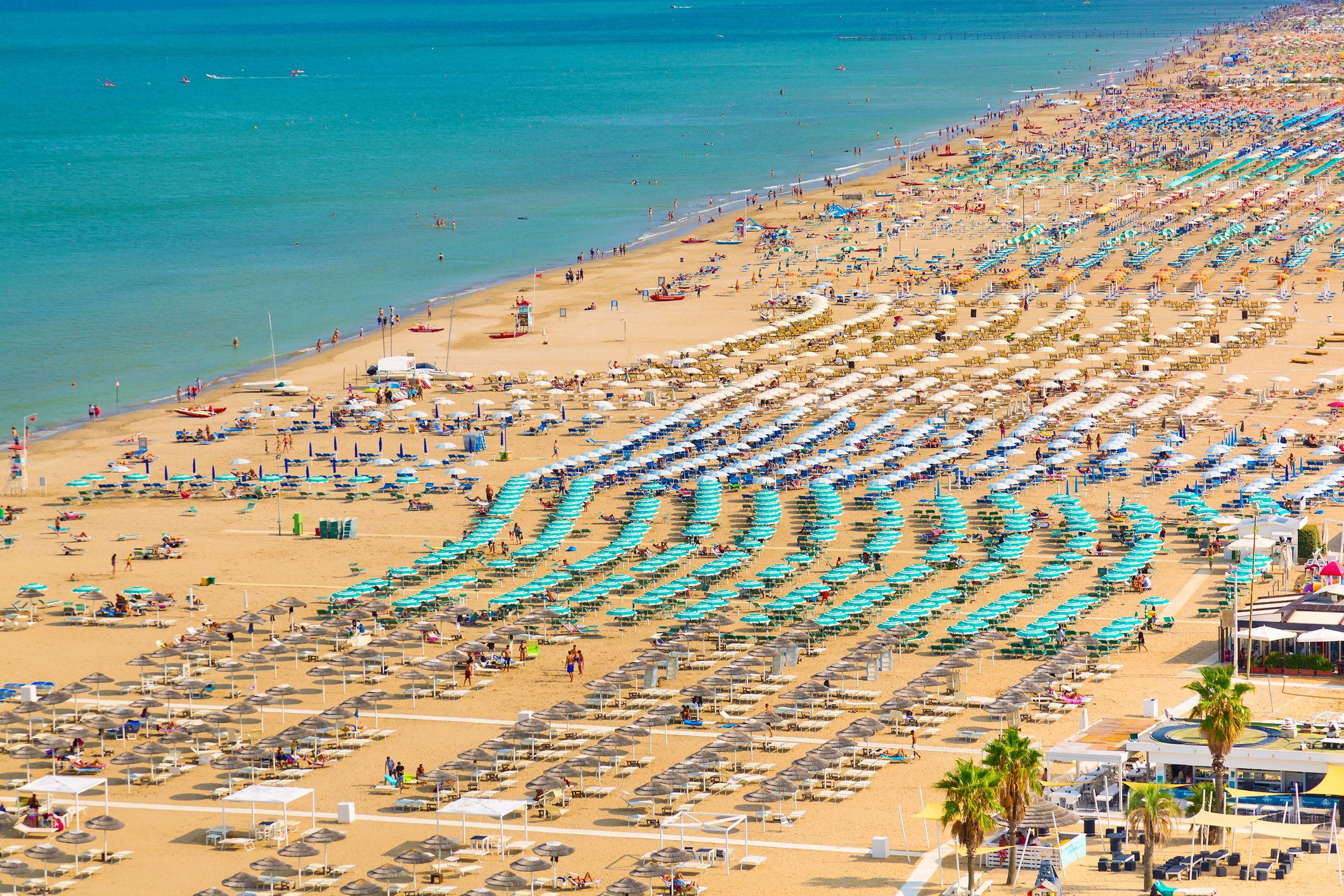Spiaggia di Rimini con ombrelloni